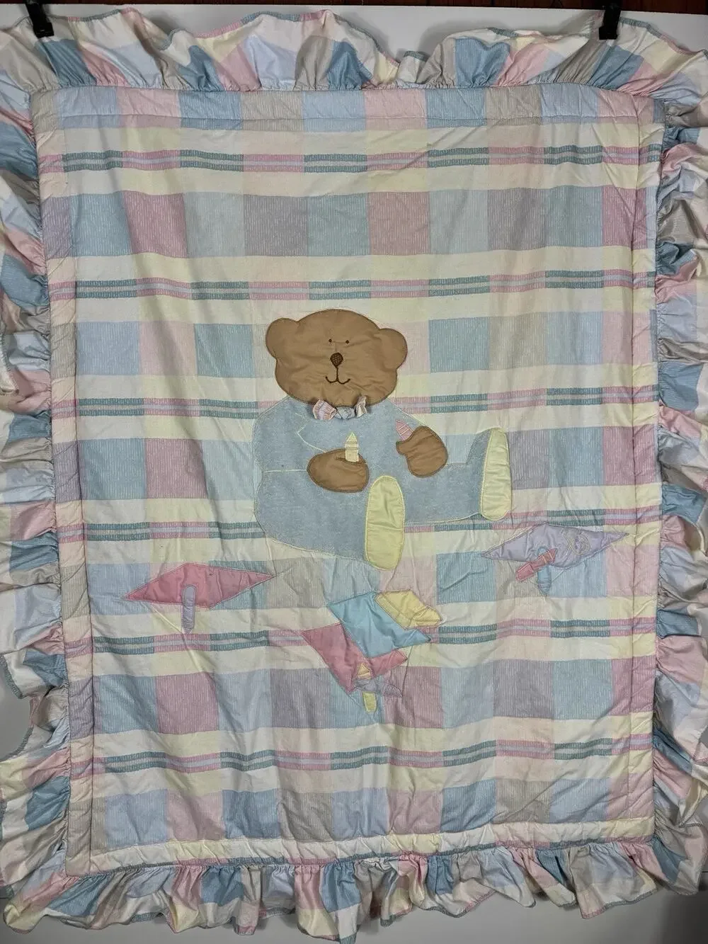 Vtg Teddy Bear Baby Pastel Comforter Quilt Blanket W/ Ruffled Border (48”x40”)